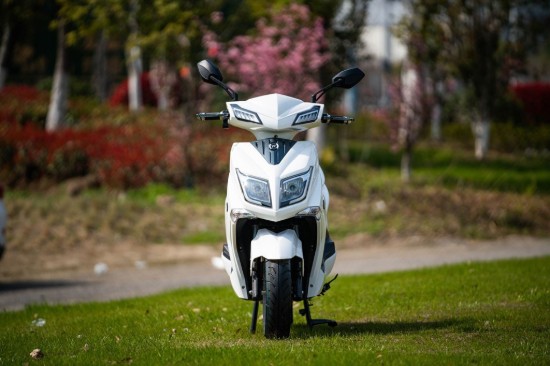 Scuter electric, baterie litiu detasabila, motor 1800W, alb - Hawk