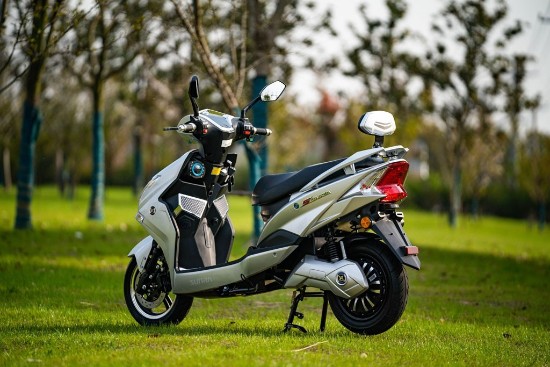 Scuter electric, baterie litiu detasabila, motor 1800W, argintiu - Hawk