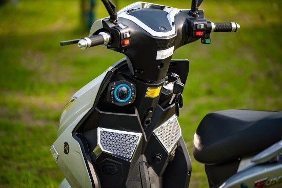 Scuter electric, baterie litiu detasabila, motor 1800W, argintiu - Hawk